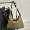 Sac dumpling en nylon vert olive avec bandoulière plissée et charm mouton en peluche - Avec Pendentif / Vert