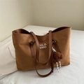 Grande borsa tote marrone opaco con ciondolo a forma di cane in peluche e doppi manici - Con Ciondolo / Marrone