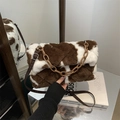 Modieuze pluche schoudertas met koeprint, ruitstiksels en grove kettingriem - Bruin