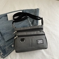 Sac bandoulière en nylon gris foncé avec plusieurs zips et large sangle réglable - Gris