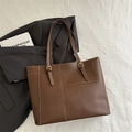 Dunkelbraune Shopper-Tasche aus Leder mit Kontrastnähten und goldenen Schnallen - Braun