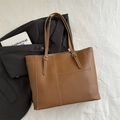 Braune Vintage-Einkaufstasche aus Kunstleder mit weißen Kontrastnähten und Trageriemen - Braun