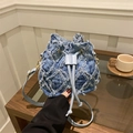 Mini bolso cubo de mezclilla acolchado con flecos deshilachados y correa de cuero - Azul