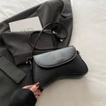Borsa a sella semitonda nera in pelle PU opaca con scritte dorate alla moda chic - Nero