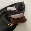 Borsa a tracolla a mezzaluna marrone scuro con cinturino a nodi e pelle opaca - Marrone
