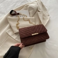 Dunkelbraune Wildledertasche mit Kettenriemen, V-Steppung und goldenem Metallverschluss - Braun