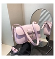Dettaglio borsa in pelle rosa con fibbia a D dorata e riflesso dello specchio - Rosa
