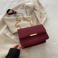 Borsa a tracolla bordeaux scamosciata con trapuntatura a V e catena dorata di lusso - Rosso