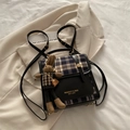 Zaino retrò in pelle nera e tartan blu con un simpatico ciondolo a forma di coniglio - Con Ciondolo a Forma di Coniglio / Nero