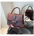 Macro-opname van bruine vintage tas met krokodillentextuur en magnetische klep - koffiekleur