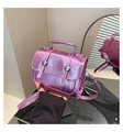 Detailansicht der metallisch lila Handtasche mit Lackleder-Struktur und Metallschnallen - Rosa
