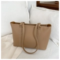 Detailansicht der kamelbraunen Shopper-Tasche mit weißen Kontrastnähten und feiner Textur - Khaki