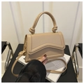 Detalle del borde ondulado y el asa anudada en este bolso bandolera de color beige - Caqui