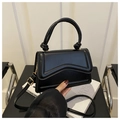 Detalle del bolso cuadrado de cuero PU negro con solapa ondulada y herrajes dorados - Negro