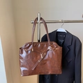 Bolso tote grande marrón vintage de cuero sintético brillante con ojales de metal decorativos - café