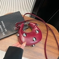 Bolso bandolera moderno burdeos en forma de media luna con tachuelas plateadas - Rojo