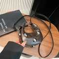 Bolso hobo marrón oscuro en cuero encerado con tachuelas plateadas y correa ajustable - Marrón