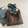 Borsa tote leopardata da donna con tracolla nera e dettagli con coulisse - Marrone