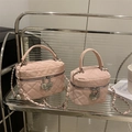 Mini sacs à main matelassés roses avec bandoulières chaîne et poignées sur étagère - Grand / Rose