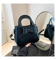 Detail der eleganten schwarzen matten Ledertasche mit 3D-Schleife und Gold-Schnalle - Schwarz