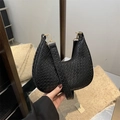 Französische Halbmond-Schultertasche aus schwarzem Leder mit Kroko-Prägung und Goldbuckle - Schwarz