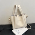 Chique beige bucket bag met litchi-textuur, brede handgrepen en fashion letters - Wit