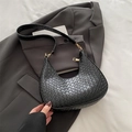 Bolso medialuna negro con textura de cocodrilo y correa ancha ajustable al hombro - Negro