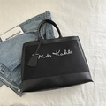 Große schwarze Tragetasche aus Canvas und Leder mit Frida Kahlo-Schriftzug für Damen - Schwarz