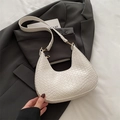 Bolso de media luna blanco con piel de cocodrilo sintética y herrajes dorados - Blanco