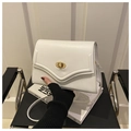 Dettaglio della borsa in pelle bianca con chiusura a rotazione dorata e tracolla fine - Bianco