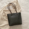 Borsa tote minimalista in pelle opaca color caffè scuro con spalline sottili su un blazer - Nero