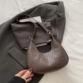Bolso hobo media luna trenzado marrón oscuro con cremallera dorada en chaqueta - Marrón