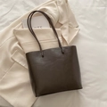 Grande borsa tote minimalista marrone scuro in finitura opaca con tracolla lunga - Marrone