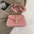 Sac à bandoulière rose avec texture crocodile et large sangle à motifs - Rose