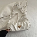 Bolso hobo blanco plisado estilo nube con logo triangular dorado y correa al hombro - Blanco