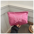 Detail van fuchsia satijnen clutch tas met delicaat roze vlinderborduurwerk - rozenroze