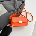Borsa a tracolla minimalista in pelle arancione con fibbia dorata e patta elegante - Arancione