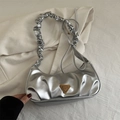 Bolso de hombro plateado metalizado con logo triangular y asa con diseño fruncido - Plateado