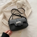 Borsa a tracolla minimalista in pelle nera con fibbia argentata su sfondo di classe - Nero