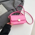Borsa a tracolla rosa acceso con chiusura metallica dorata e trama in pelle raffinata - Rosa