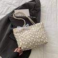 Borsa tote intrecciata beige con ricami di fiori bianchi e fiocco in pizzo fine - Cachi