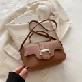 Borsa a tracolla vintage marrone in ecopelle con fibbia argento e tracolla lunga - Marrone