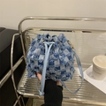 Bolso tipo cubo de mezclilla a cuadros a la moda con flecos y correa para mujer - Cuadros Azul