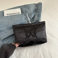 Pochette élégante en satin noir avec broderie papillon sur fond en jean bleu - Noir