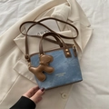 Bolso tote de mezclilla azul con ribete de cuero marrón y colgante de oso - Azul (Con Colgante)