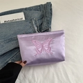 Pochette élégante en satin lavande avec broderie papillon et texture lisse soyeuse - Violet