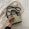 Bolso saco de lona verde claro y cuero negro con colgante de perro y cadena dorada - Negro y Caqui (Con Amuleto)