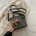Mini bolso tipo cubo de lona gris oscuro con ribetes de cuero y colgante de perro - Negro (Con Colgante)
