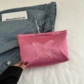 Pochette de soirée en satin rose avec broderie papillon délicate sur tissu - rose vif