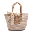 Grande borsa tote intrecciata con manico marrone e fiocco di pizzo per la primavera - Senza Sciarpa di Seta / Bianco